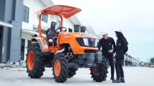 Traktor HTR-855 Harfia sedang mengolah lahan pertanian kering dan basah