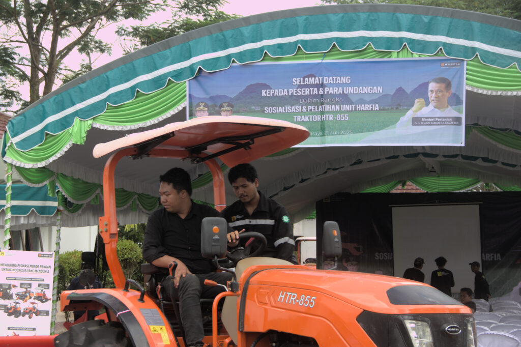 Pelatihan Traktor Harfia HTR 855 di Kalteng